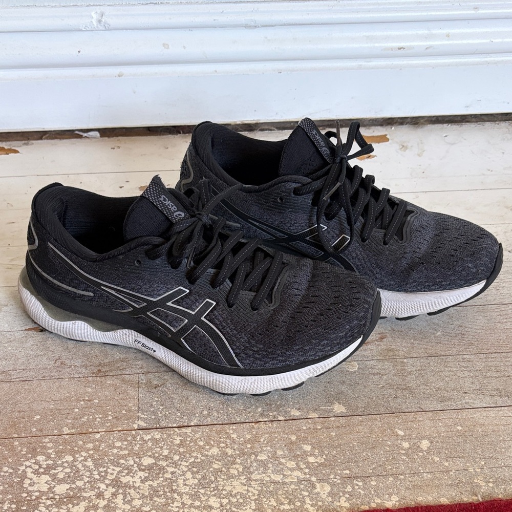 Asics Women's Gel-Nimbus 24 Black and Gray Running Shoes - Picture 4 of 10